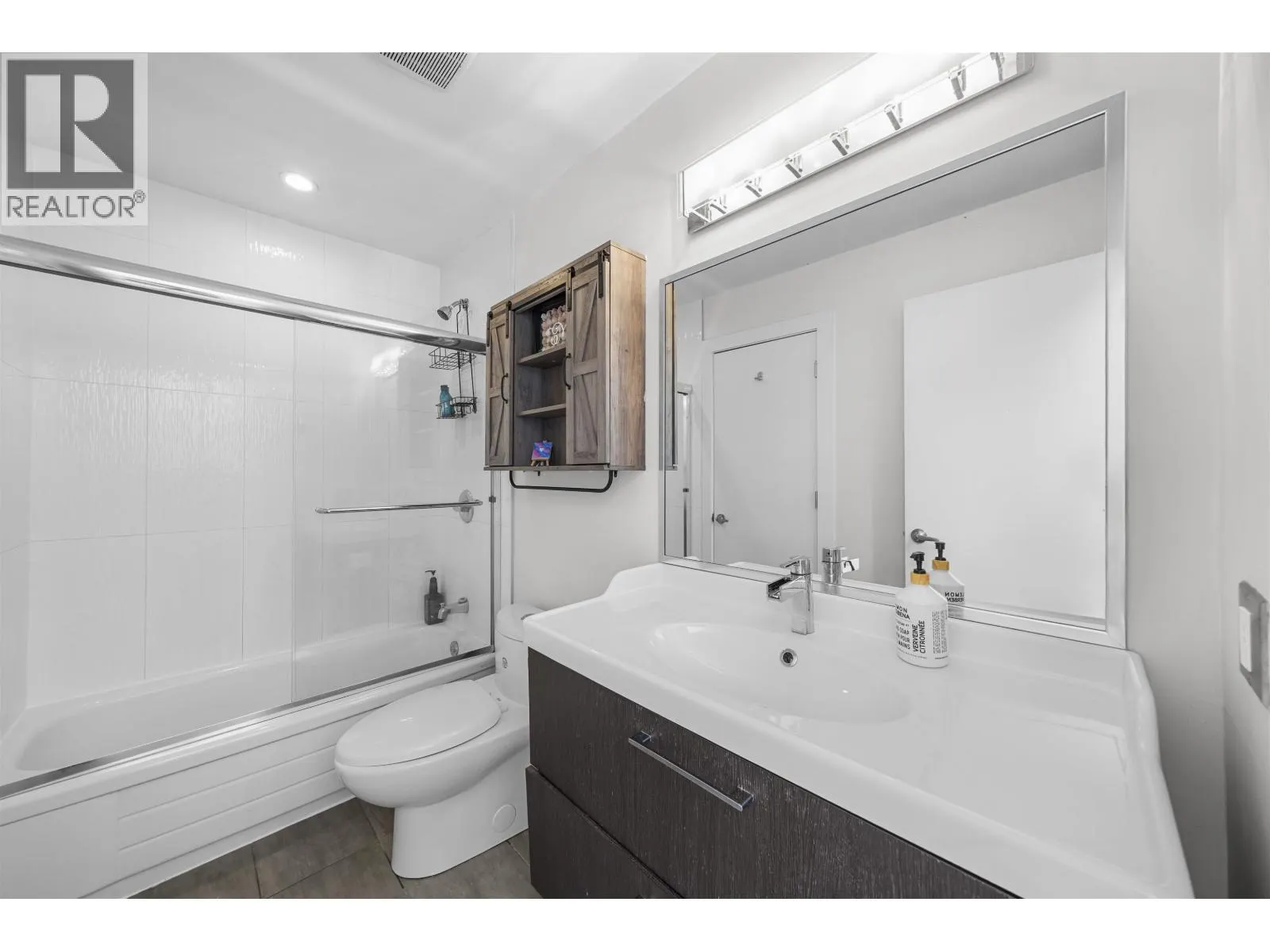 4800 TRIMARAN DRIVE