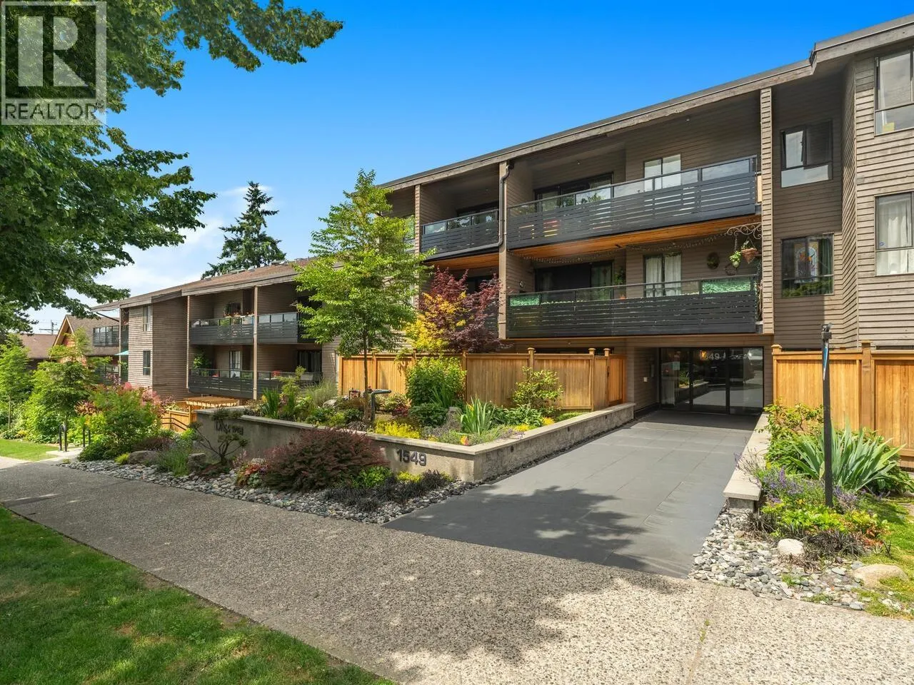408 1549 KITCHENER STREET