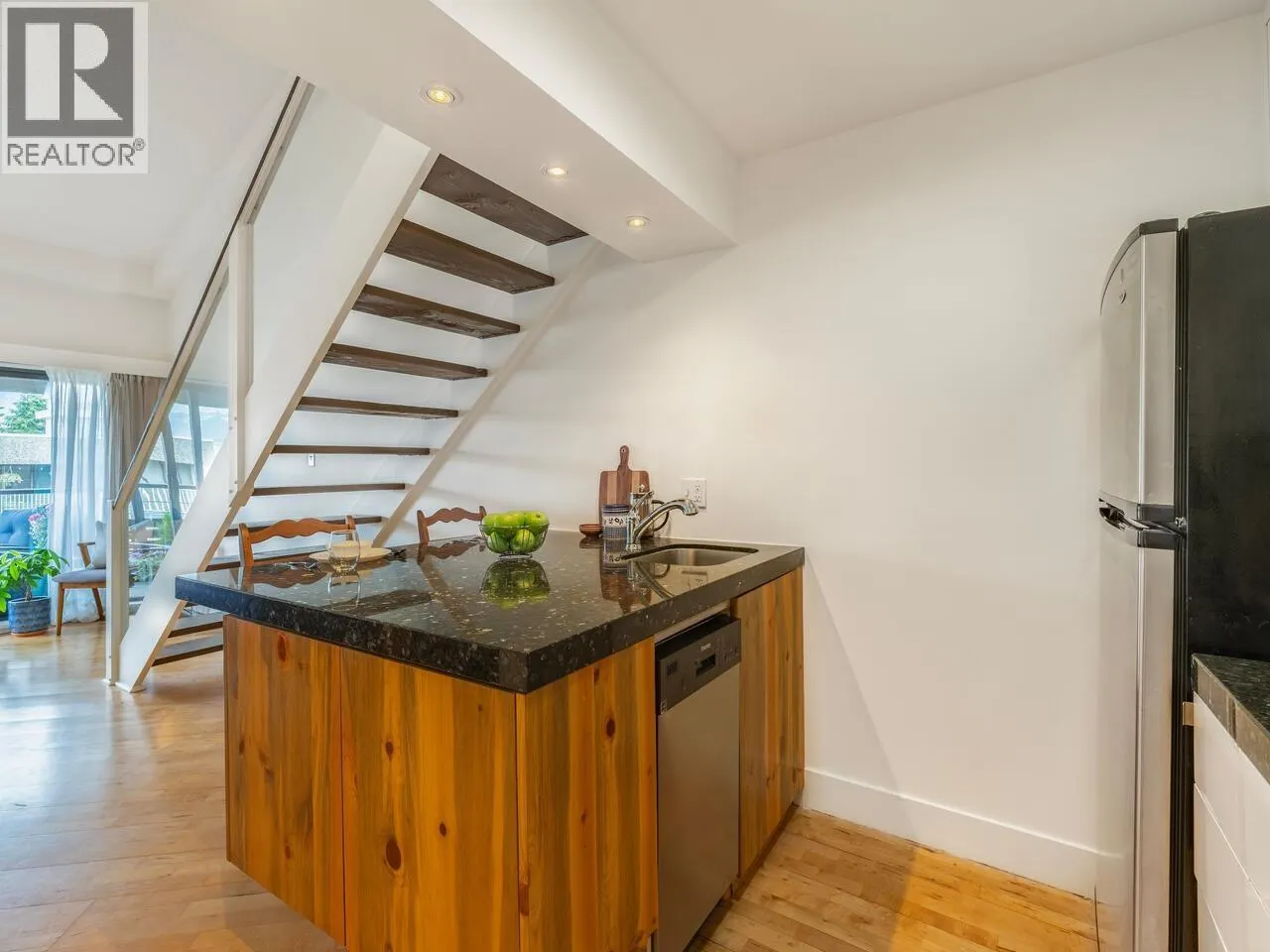 408 1549 KITCHENER STREET