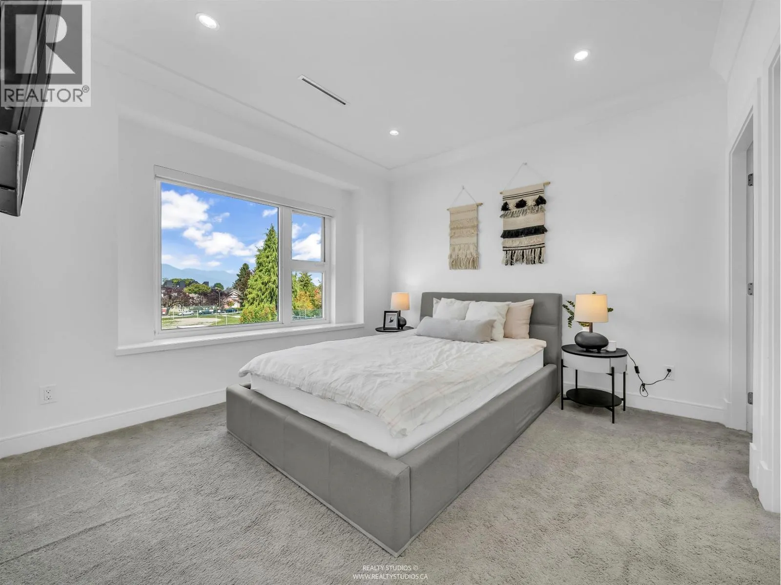 90 W 27TH AVENUE