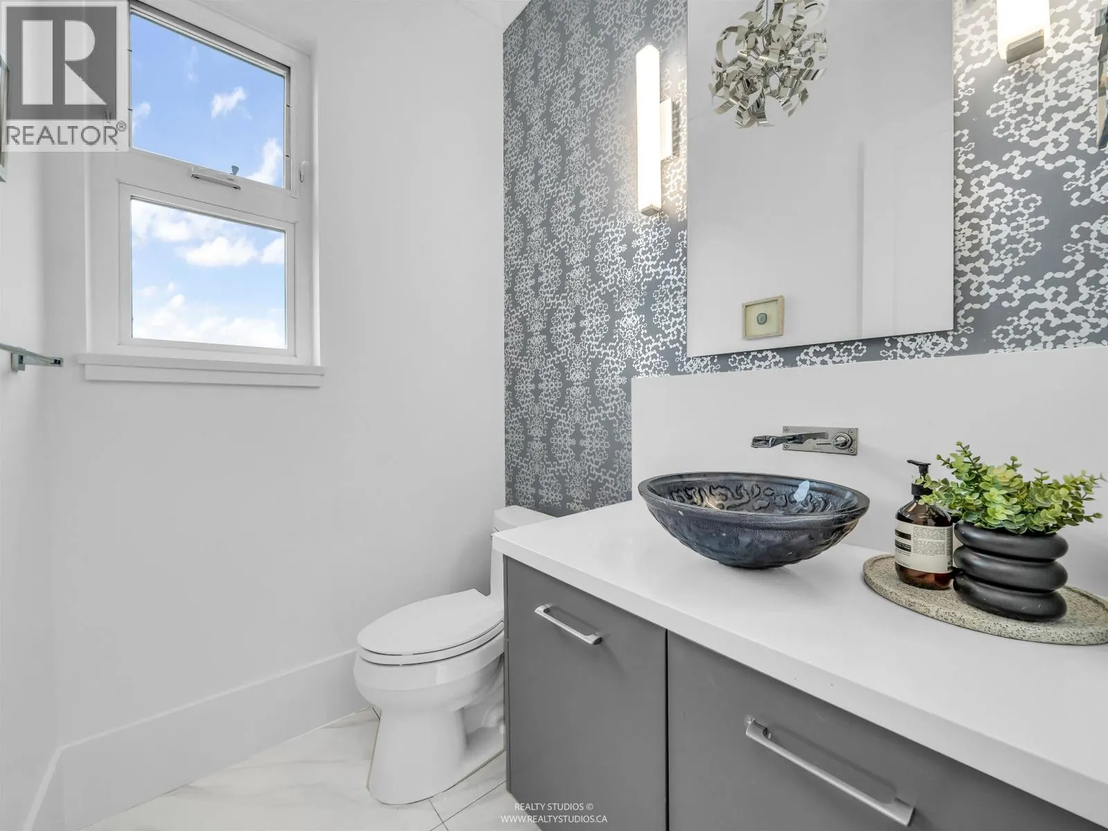90 W 27TH AVENUE