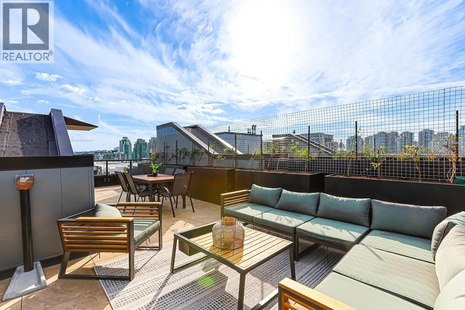 903 239 KEEFER STREET