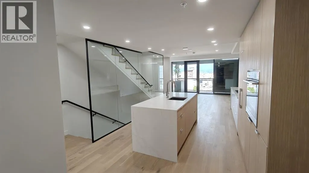 901 239 KEEFER STREET