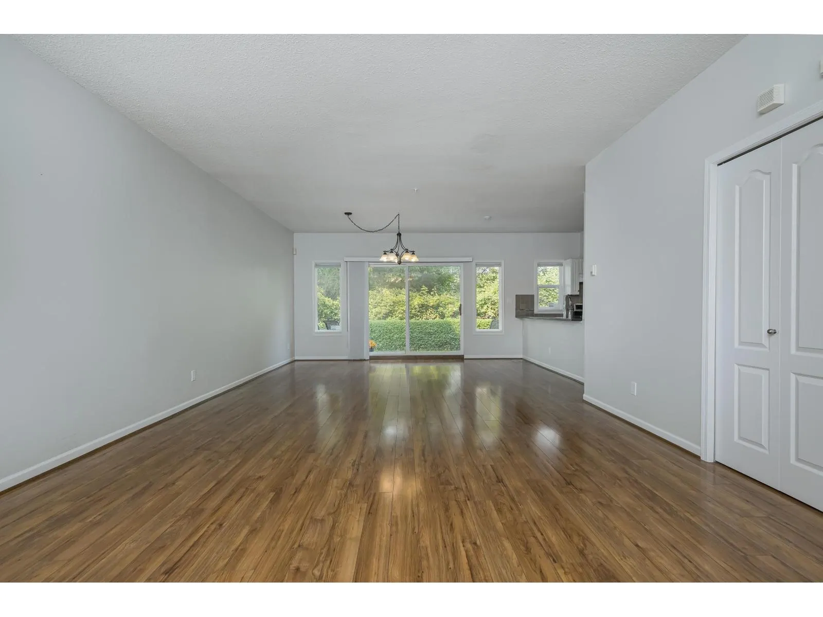 72 21579 88B AVENUE