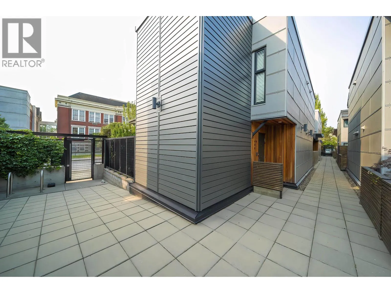 3 488 JACKSON AVENUE
