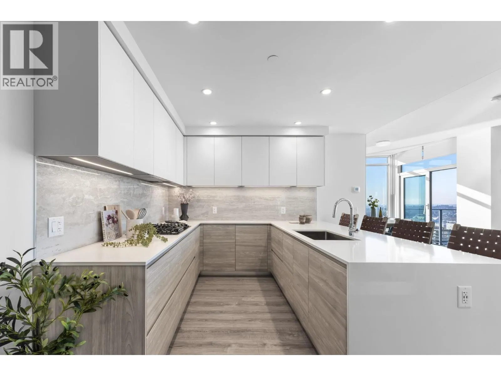 3903 680 QUAYSIDE DRIVE
