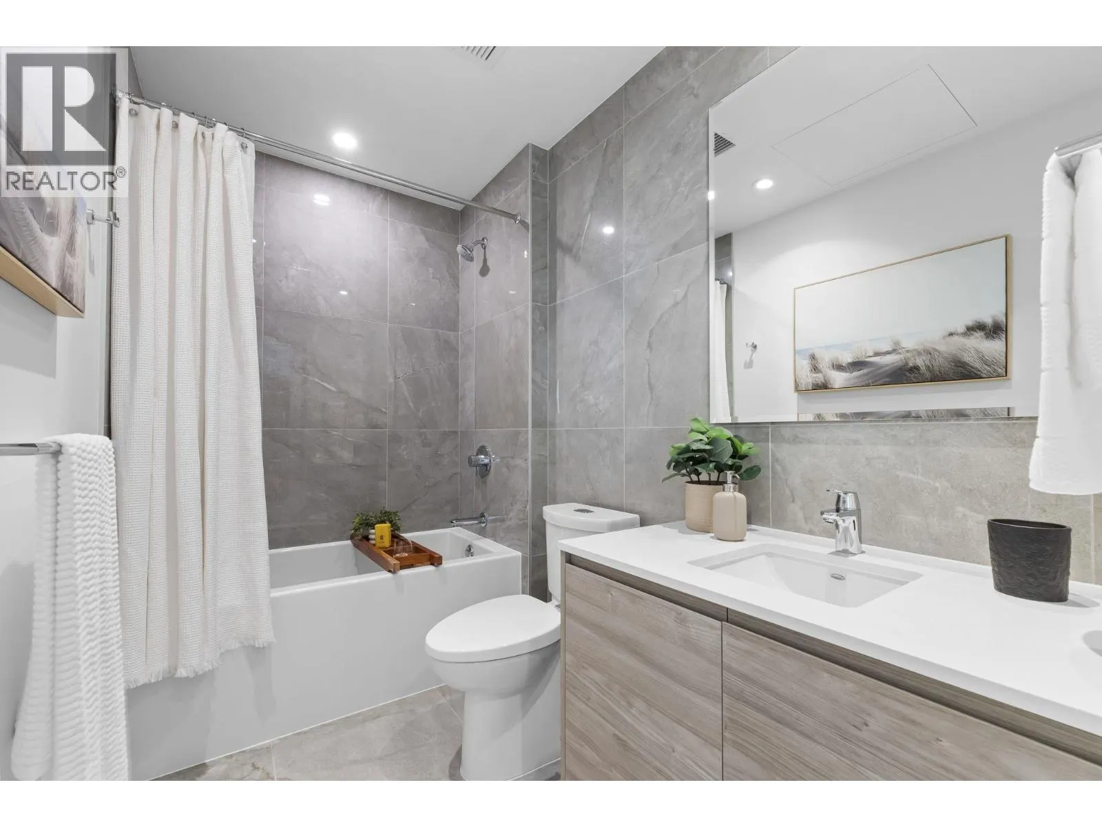 3903 680 QUAYSIDE DRIVE