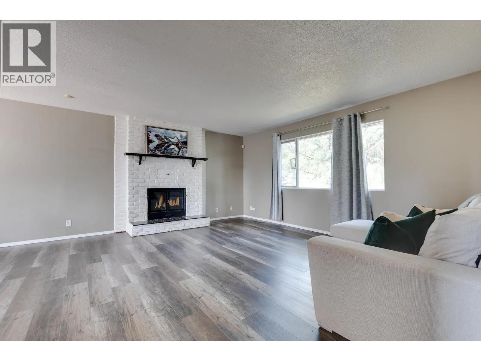 7827 QUEENS CRESCENT