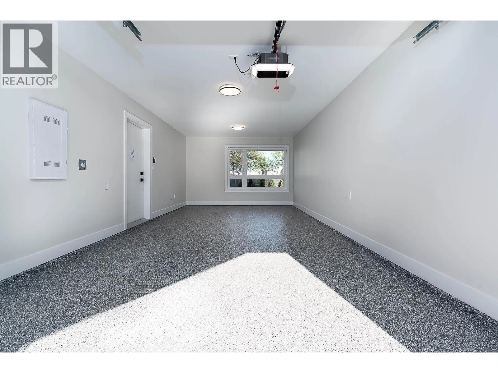8 3033 SHELL ROAD