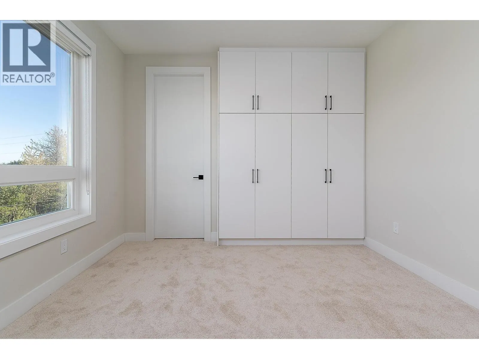 8 3033 SHELL ROAD
