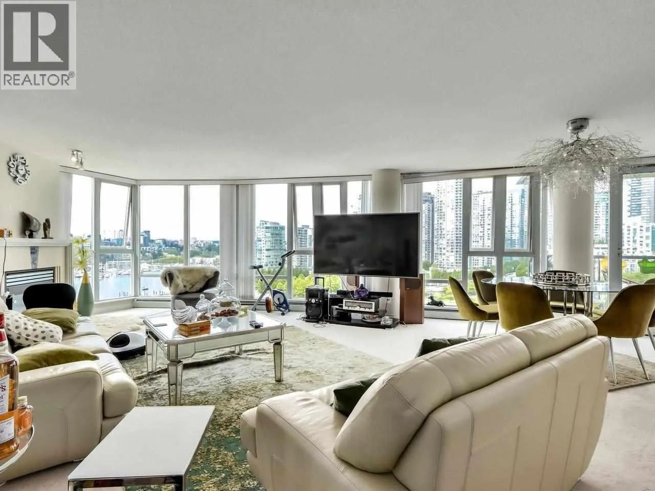 1601 1383 MARINASIDE CRESCENT