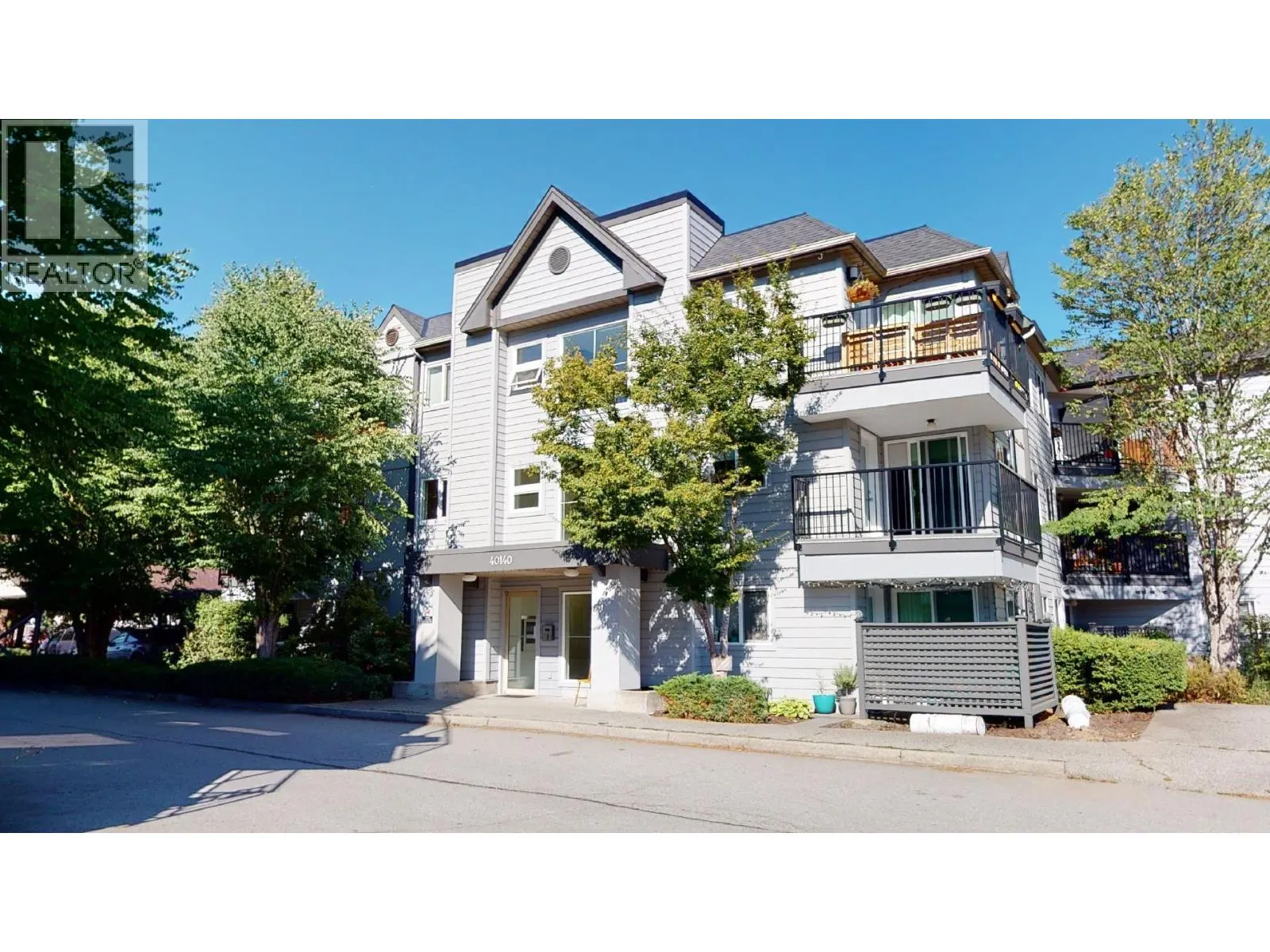 C210 40140 WILLOW CRESCENT