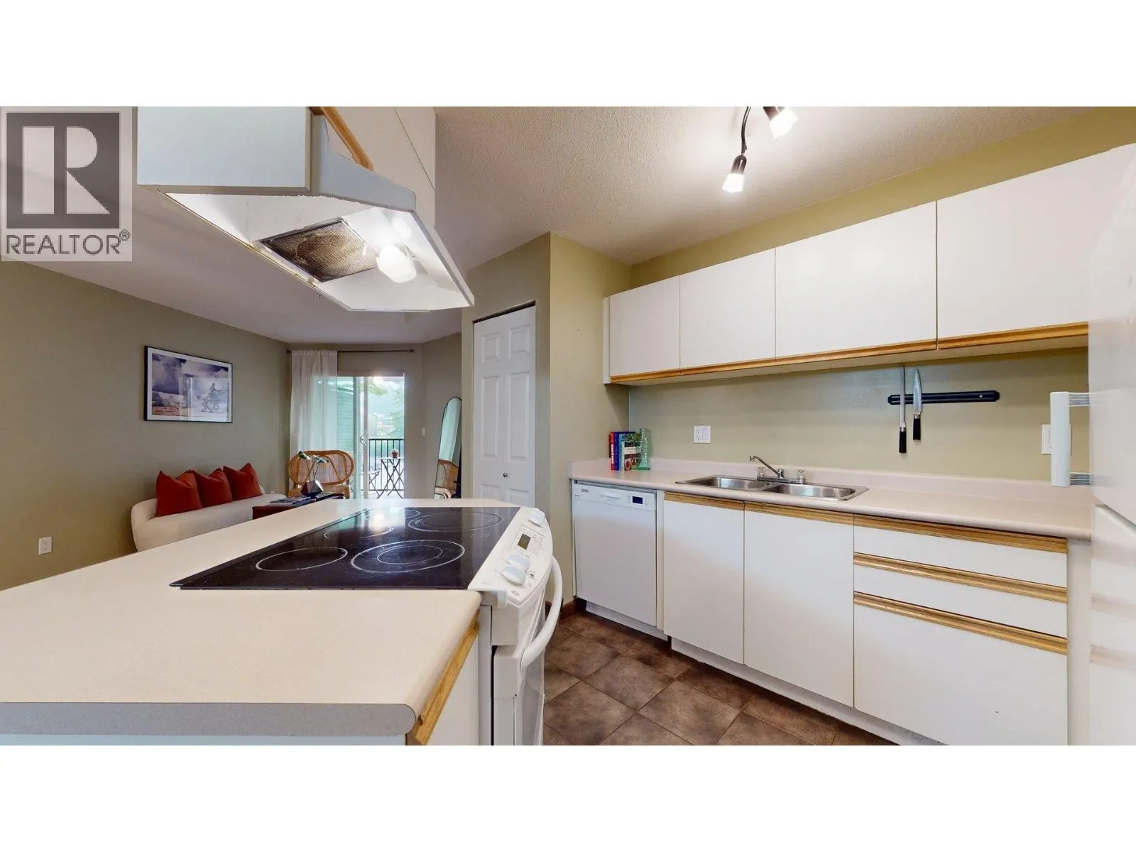 C210 40140 WILLOW CRESCENT