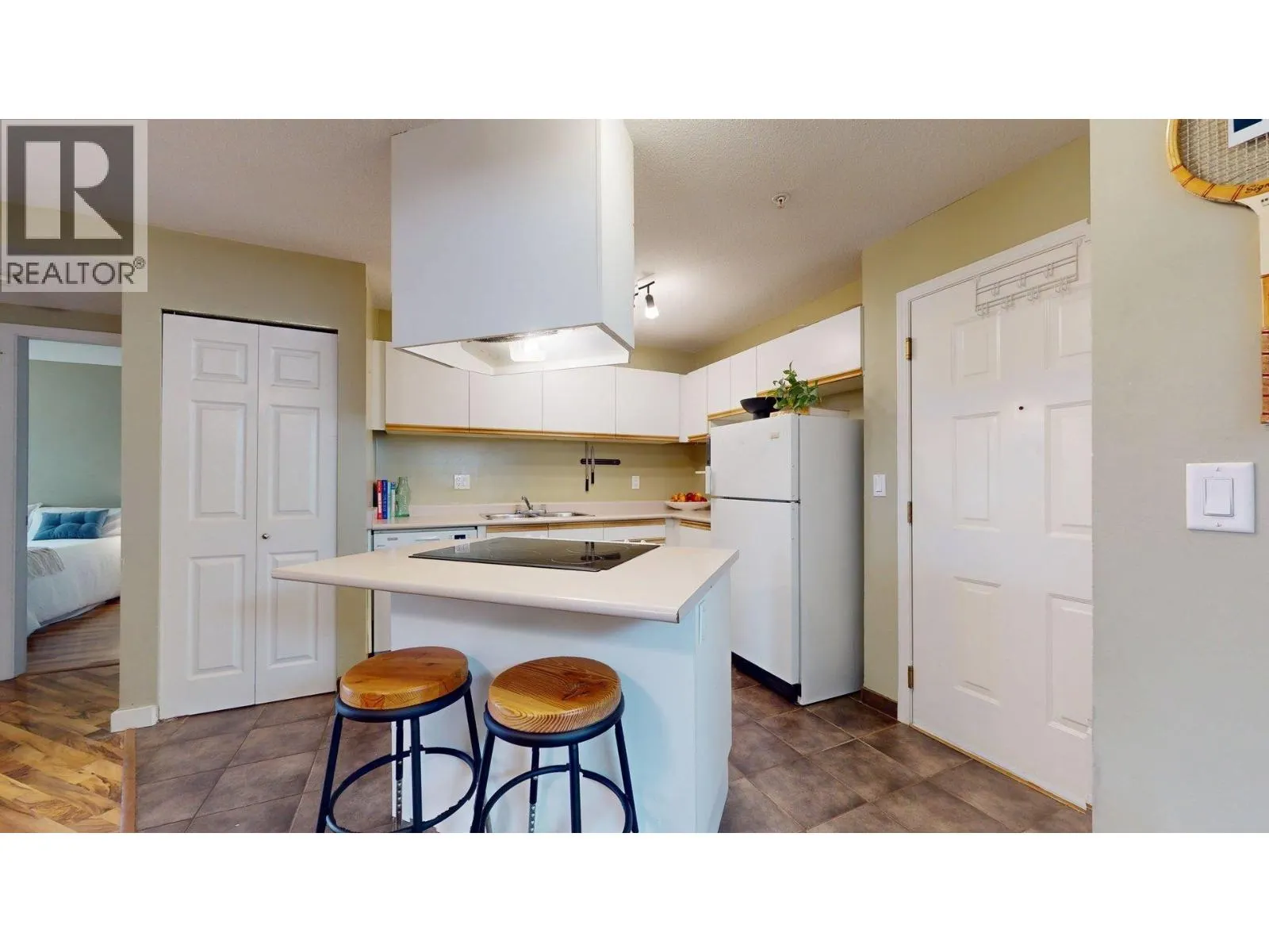 C210 40140 WILLOW CRESCENT