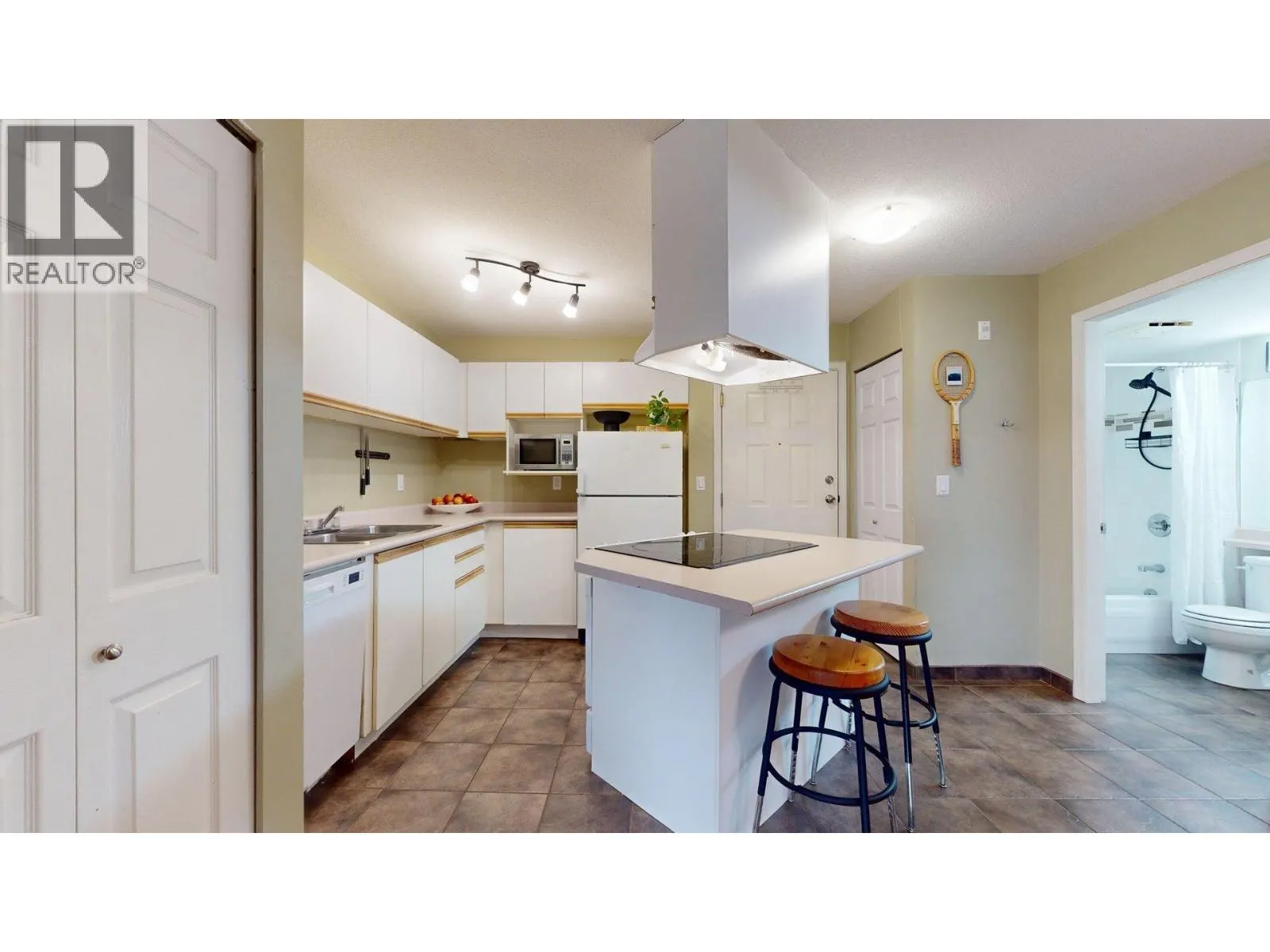 C210 40140 WILLOW CRESCENT