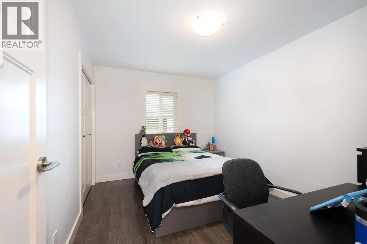 UPPER 3904 TRIUMPH STREET