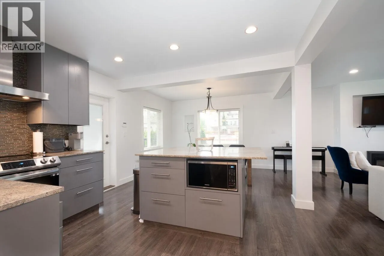 UPPER 3904 TRIUMPH STREET