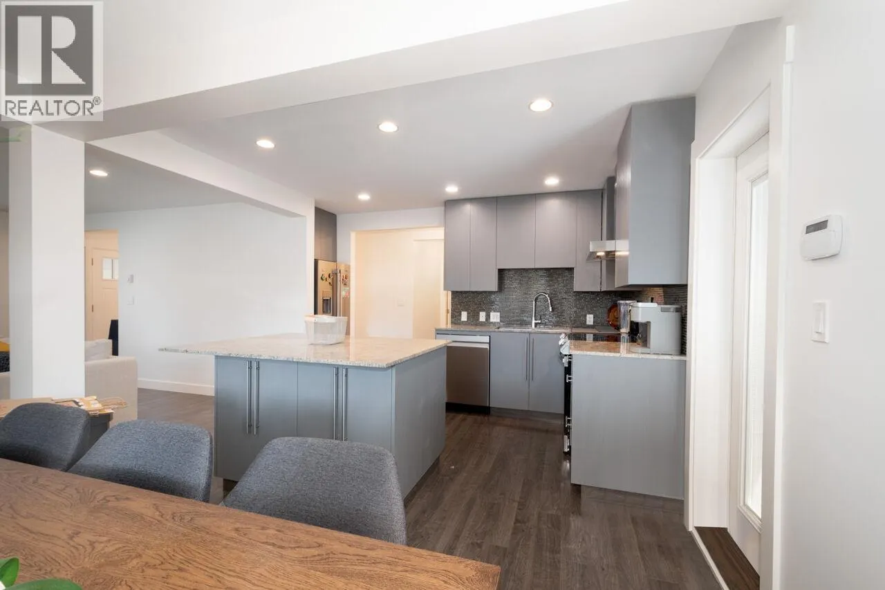 UPPER 3904 TRIUMPH STREET