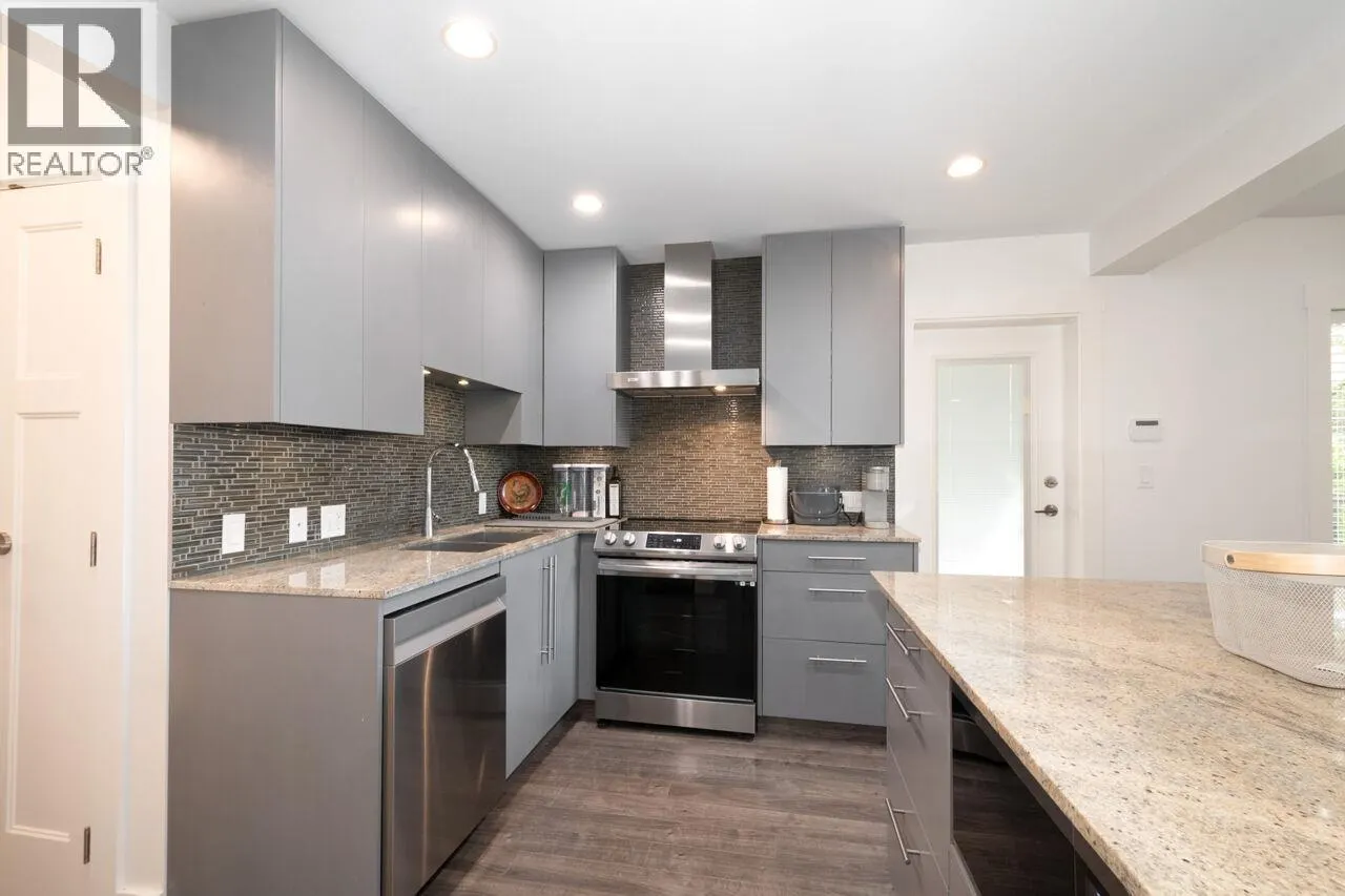UPPER 3904 TRIUMPH STREET