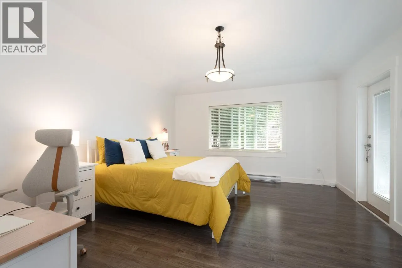 UPPER 3904 TRIUMPH STREET