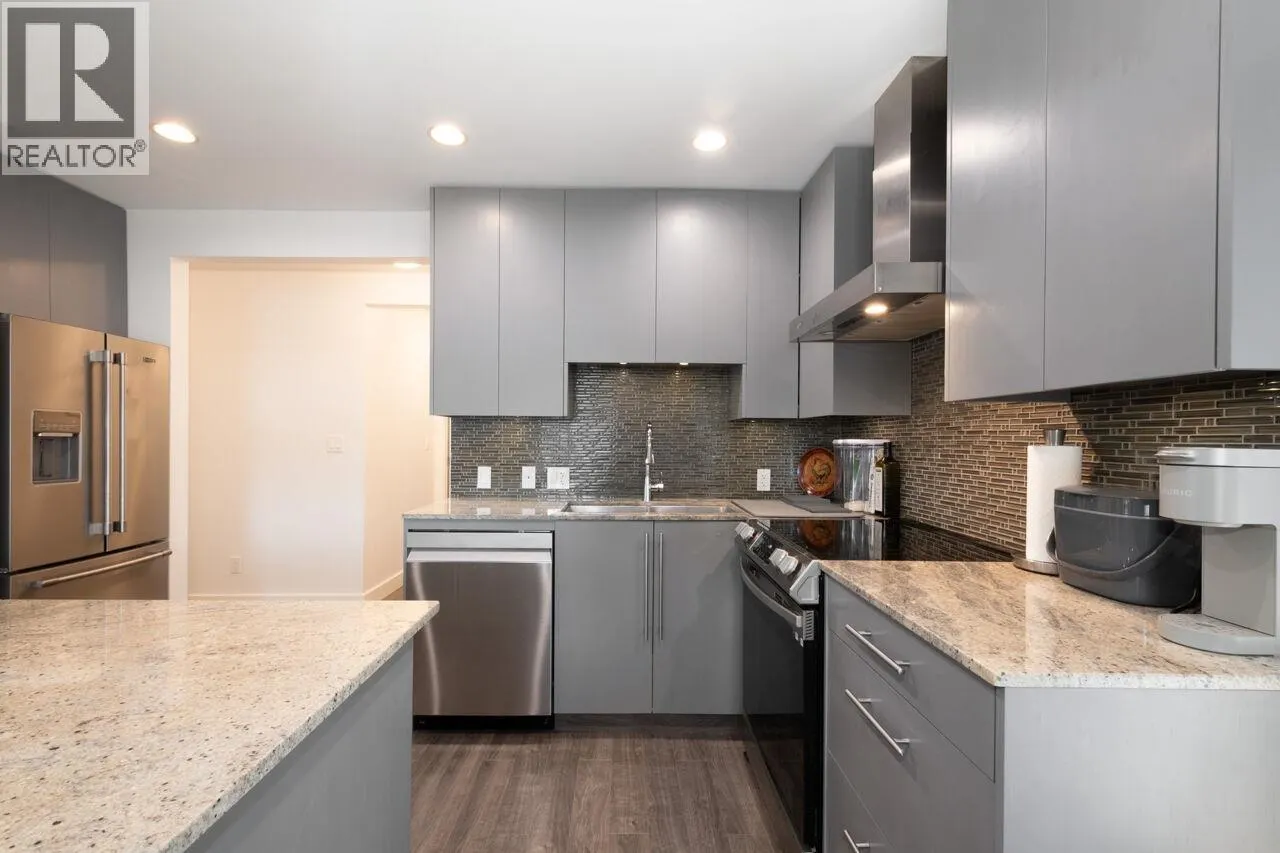UPPER 3904 TRIUMPH STREET