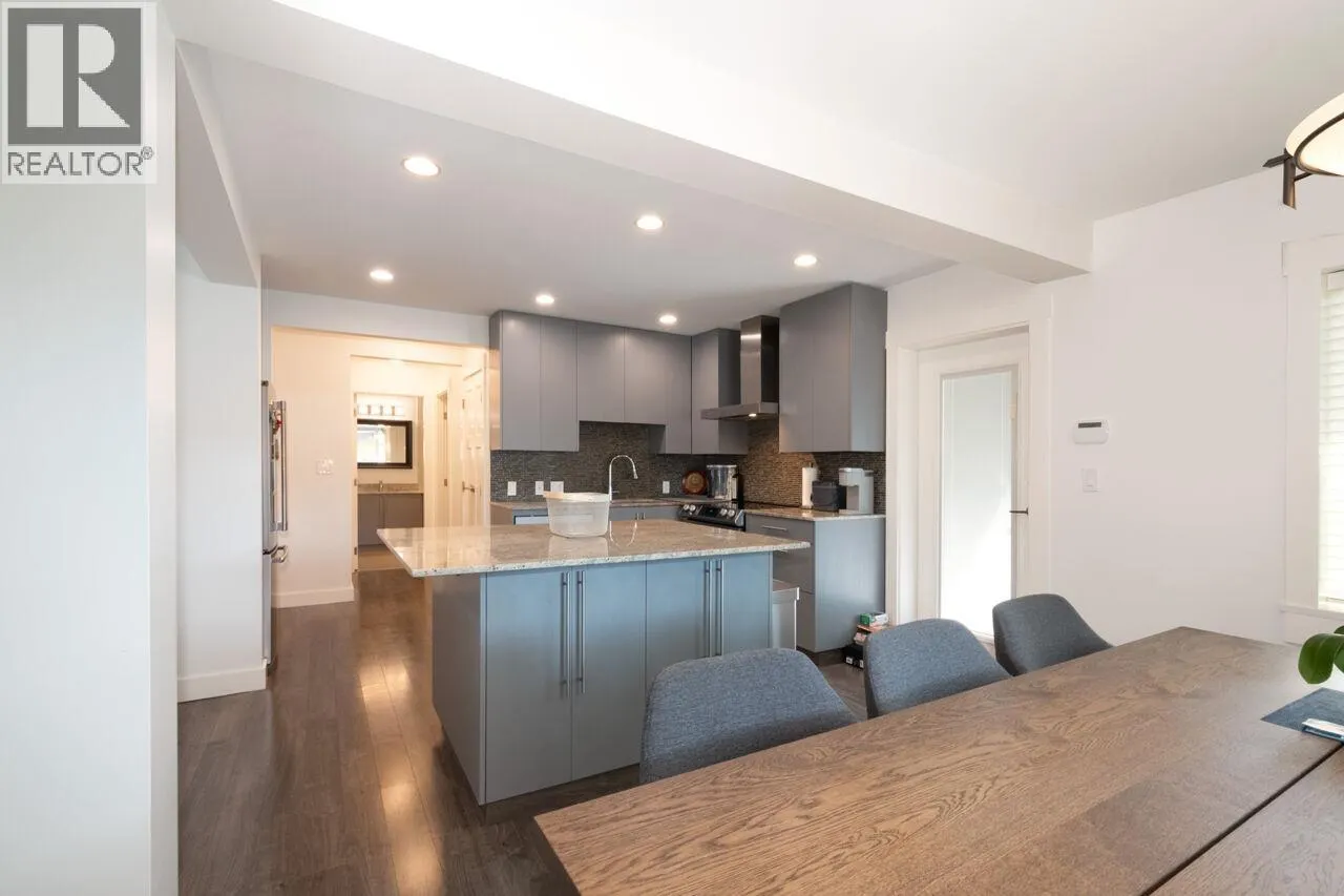 UPPER 3904 TRIUMPH STREET