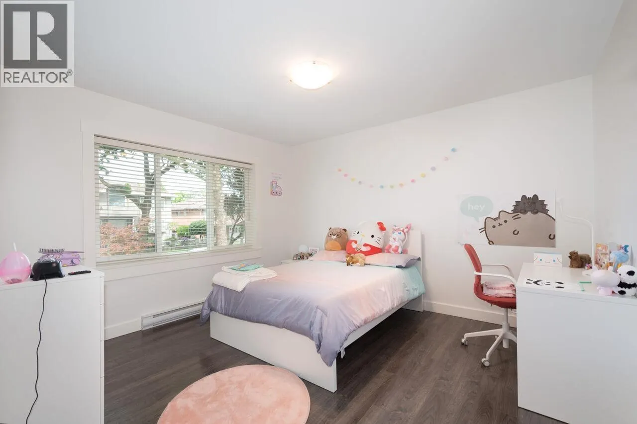 UPPER 3904 TRIUMPH STREET