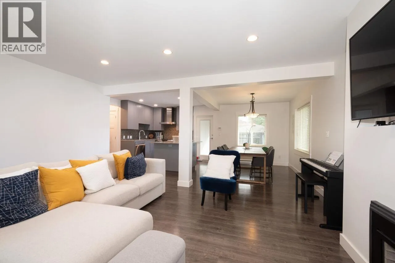 UPPER 3904 TRIUMPH STREET