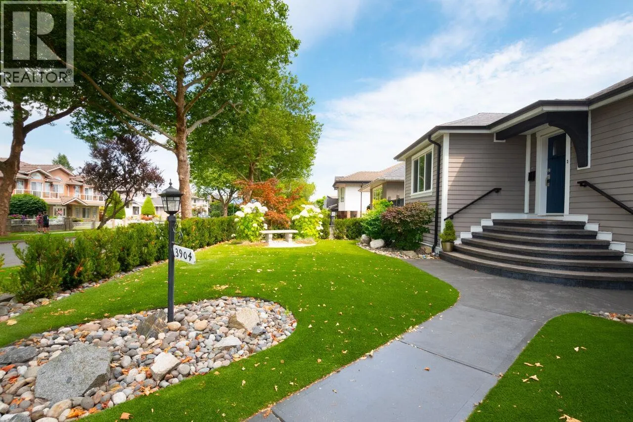 UPPER 3904 TRIUMPH STREET