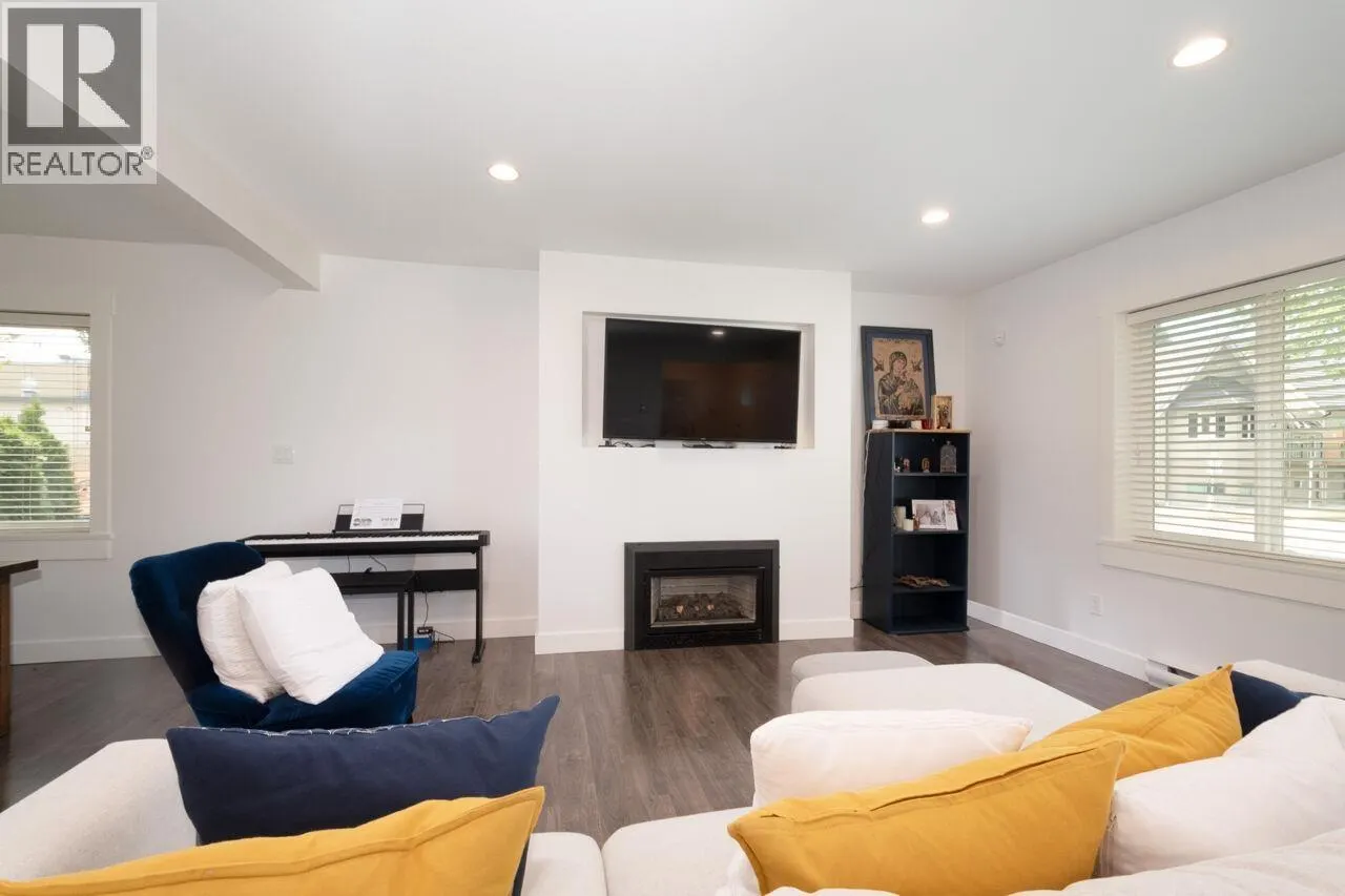 UPPER 3904 TRIUMPH STREET