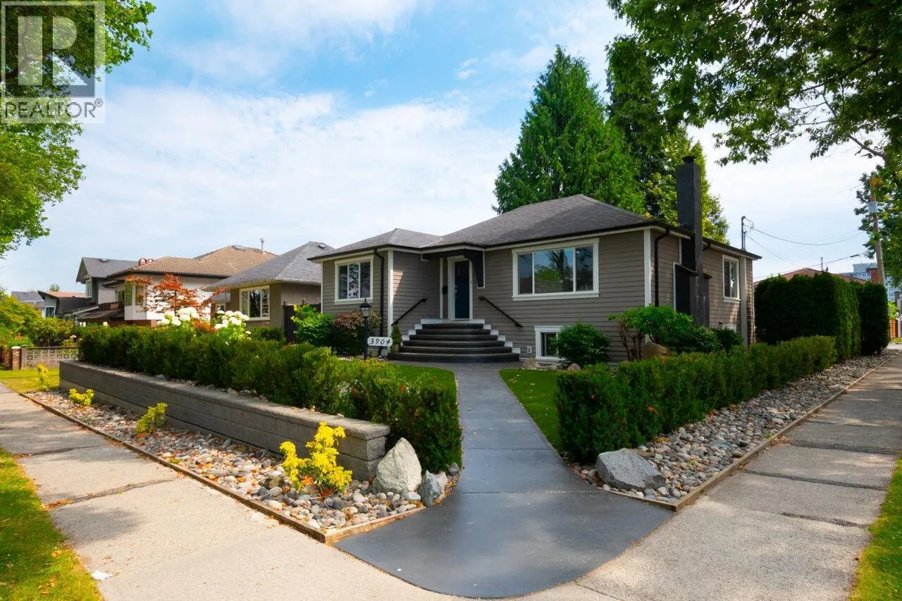 UPPER 3904 TRIUMPH STREET