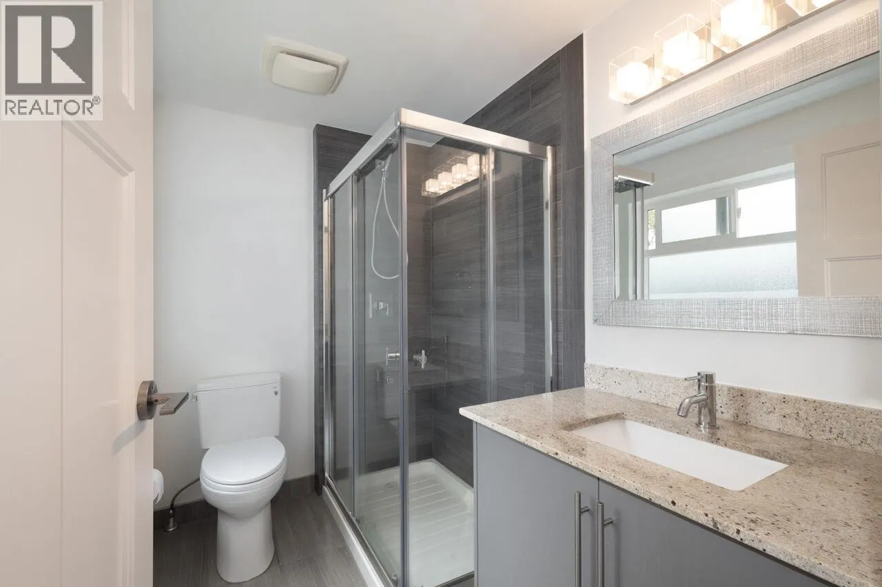 UPPER 3904 TRIUMPH STREET