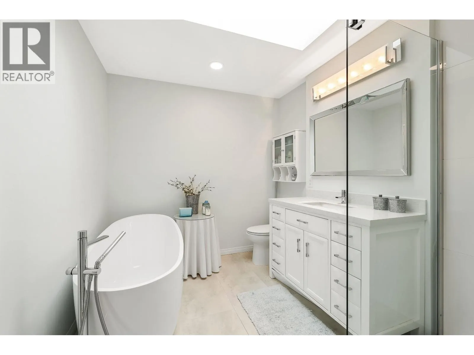 106 1140 CASTLE CRESCENT