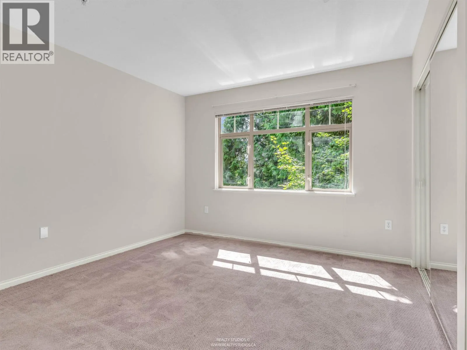413 2059 CHESTERFIELD AVENUE