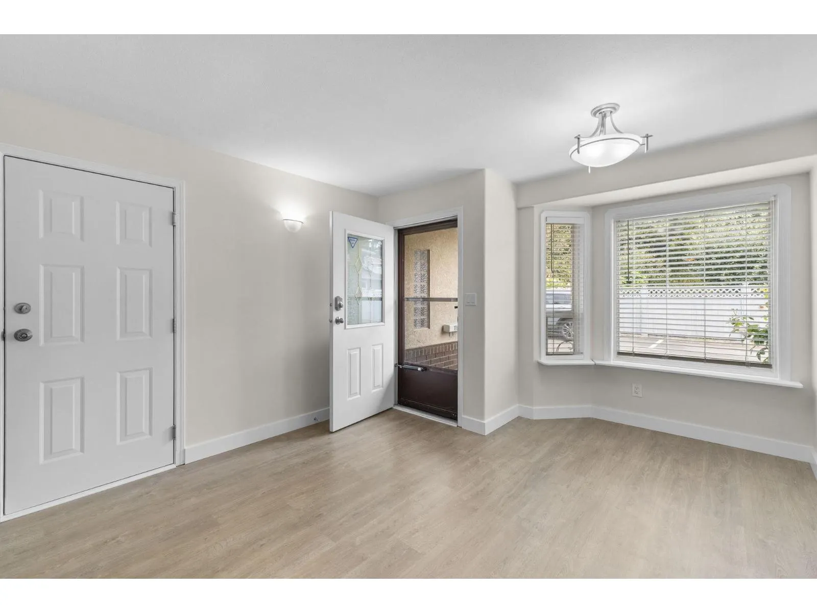 8 46191 CESSNA DRIVE|Chilliwack Proper South