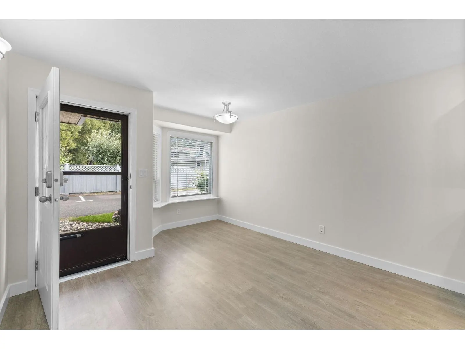 8 46191 CESSNA DRIVE|Chilliwack Proper South