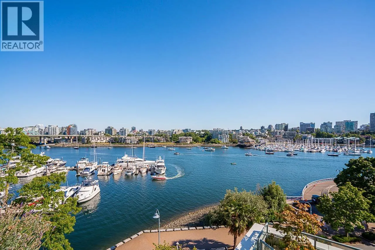 319 1228 MARINASIDE CRESCENT