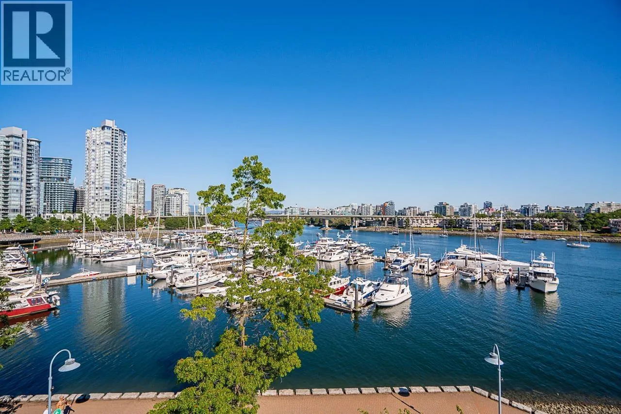 319 1228 MARINASIDE CRESCENT
