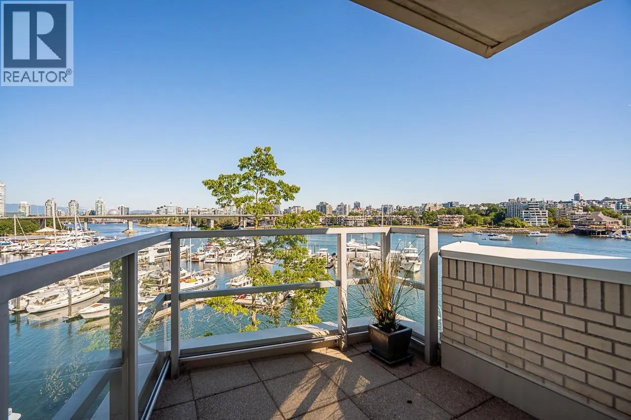319 1228 MARINASIDE CRESCENT