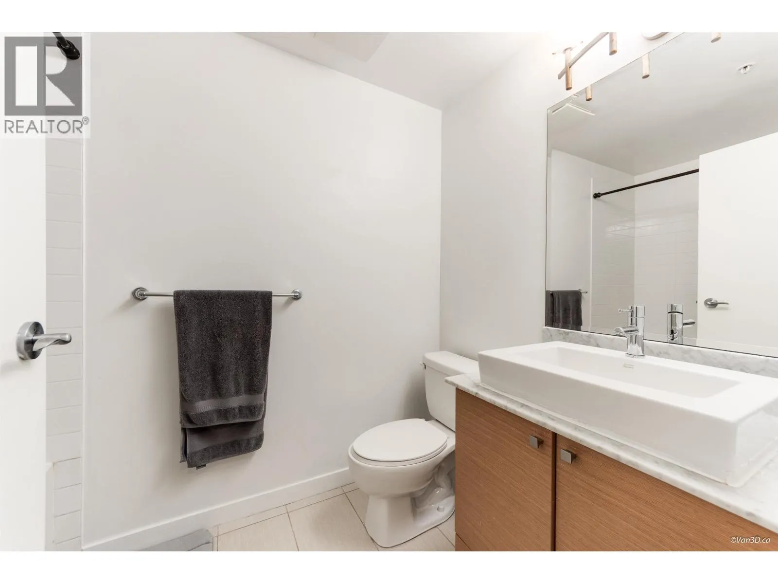 2201 400 CAPILANO ROAD