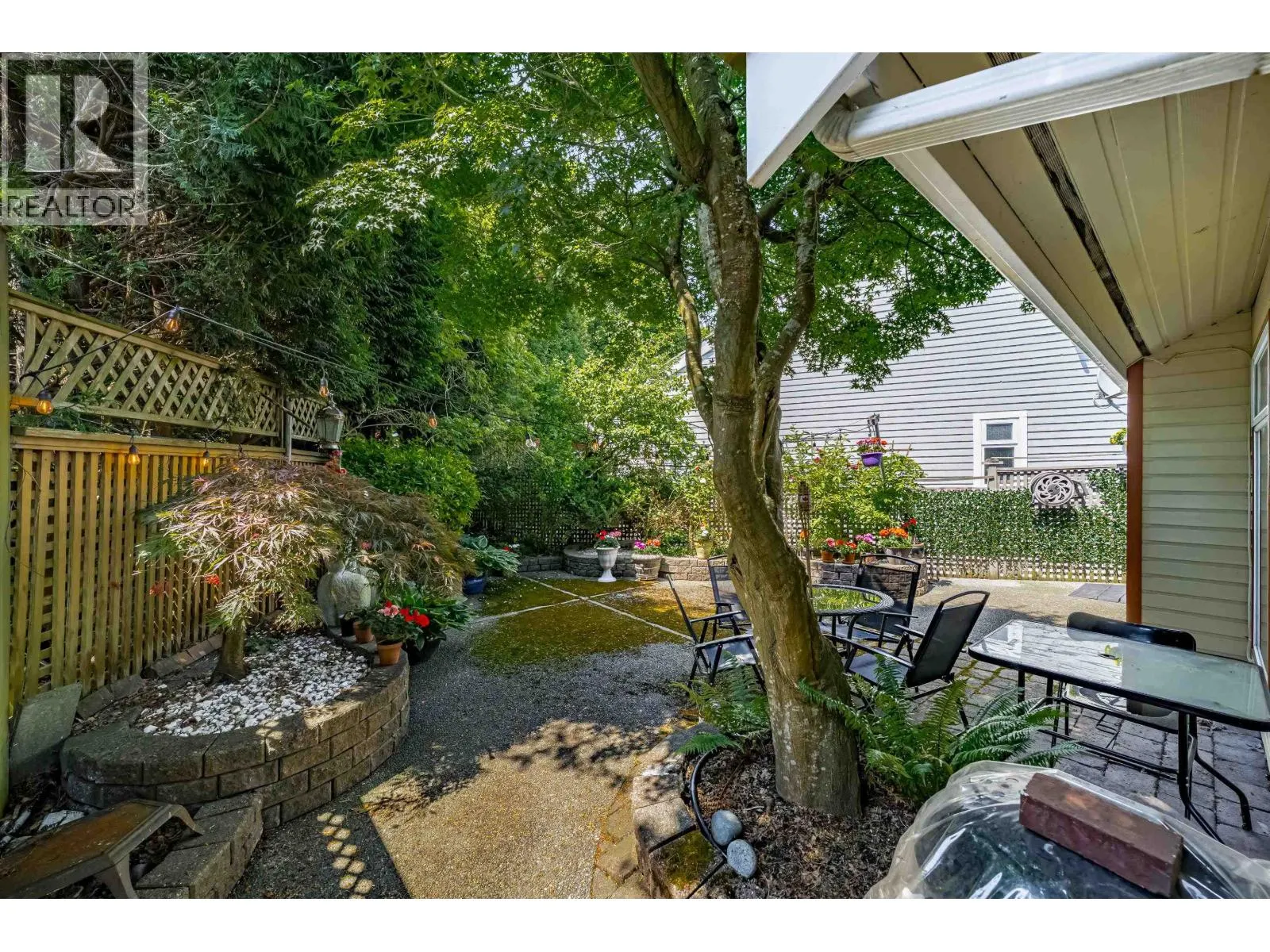 1472 VILLAGE GREEN WYND
