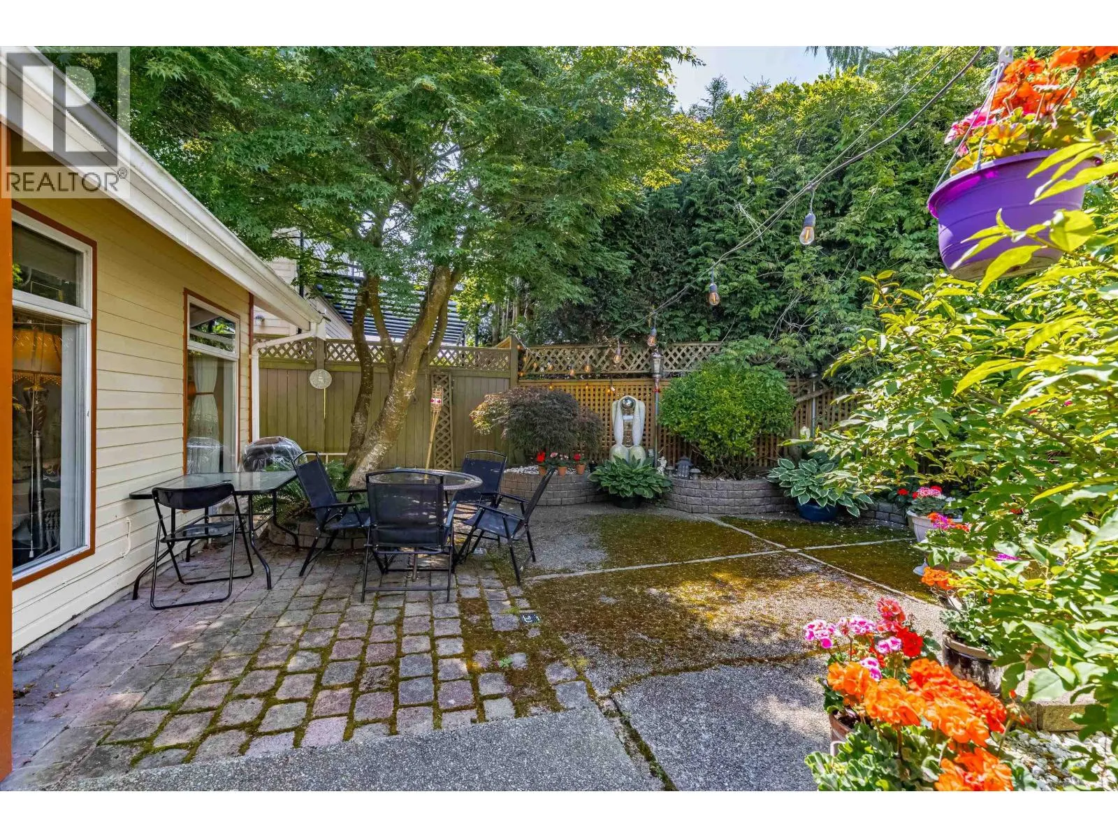 1472 VILLAGE GREEN WYND