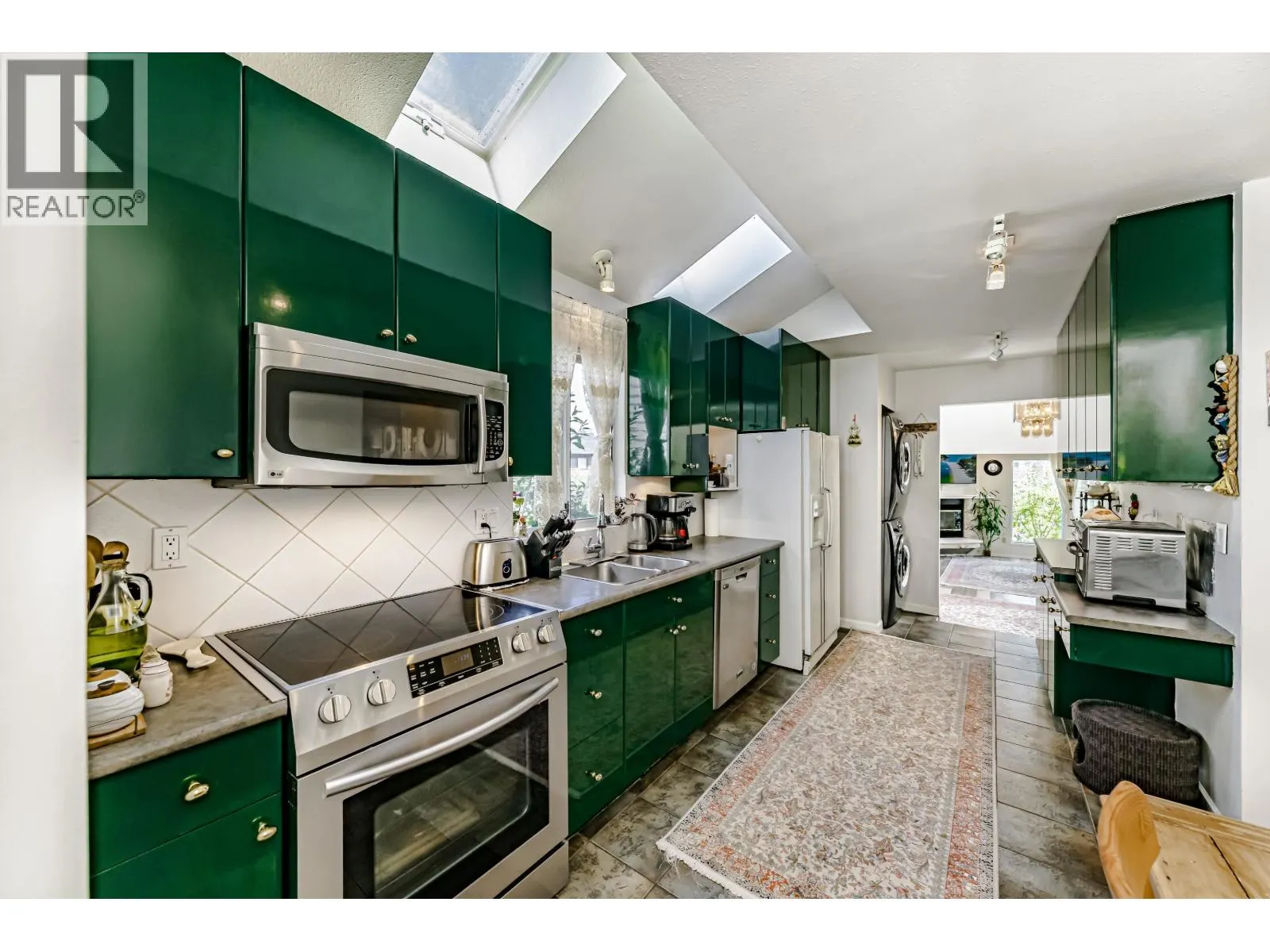 1472 VILLAGE GREEN WYND