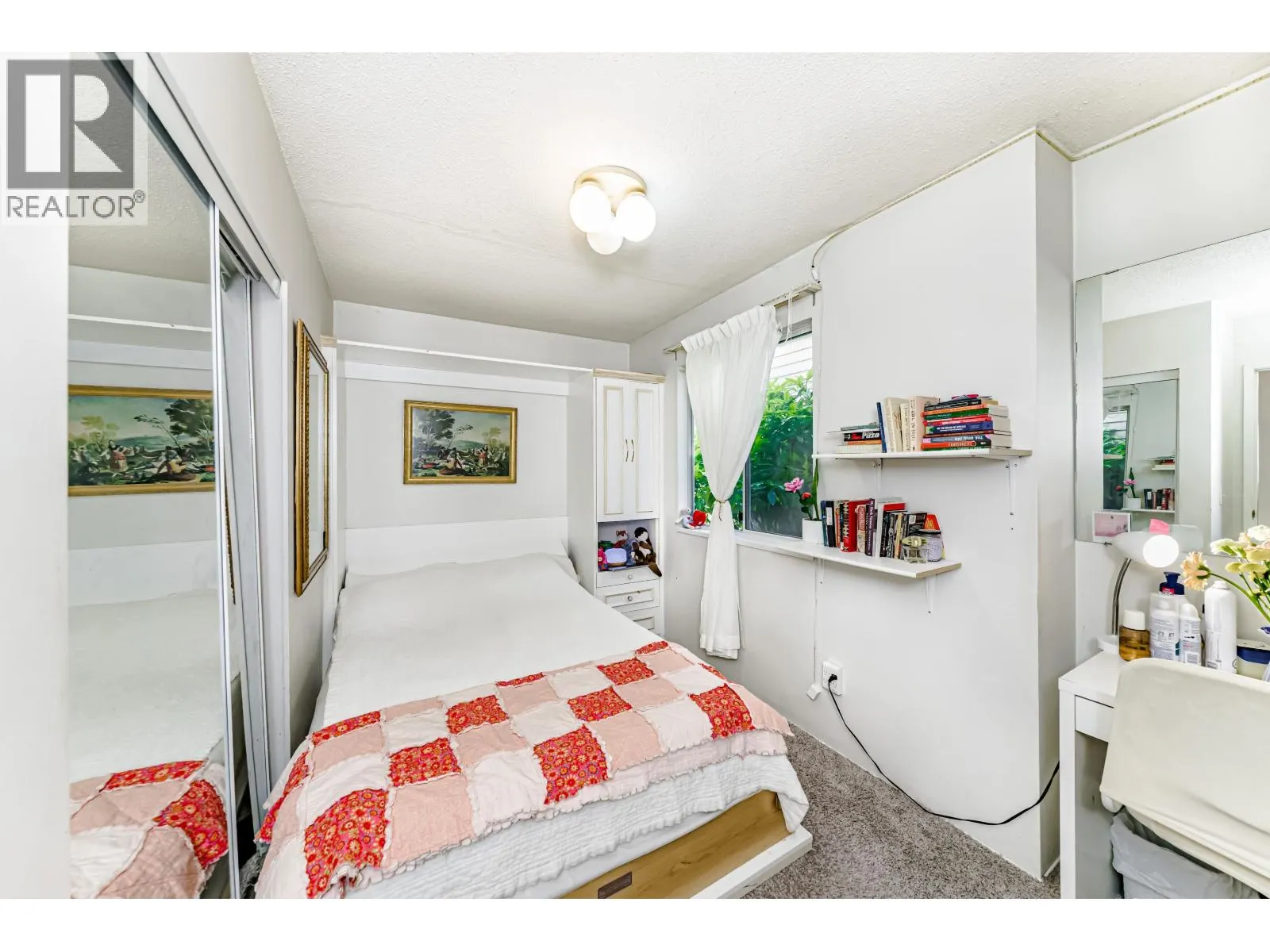 1472 VILLAGE GREEN WYND
