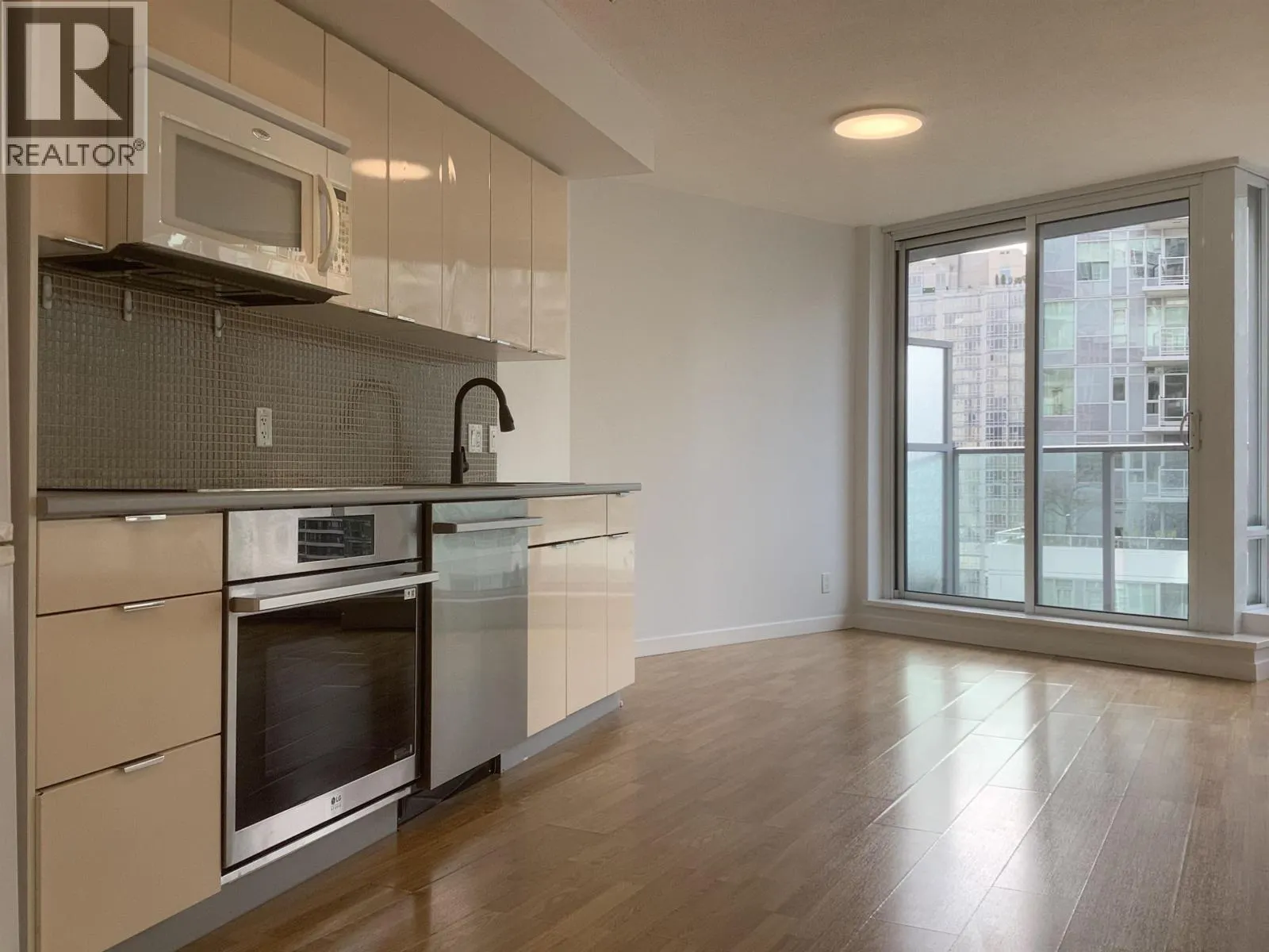 1108 233 ROBSON STREET