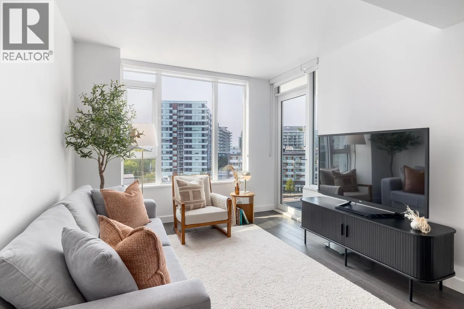 906 7488 LANSDOWNE ROAD