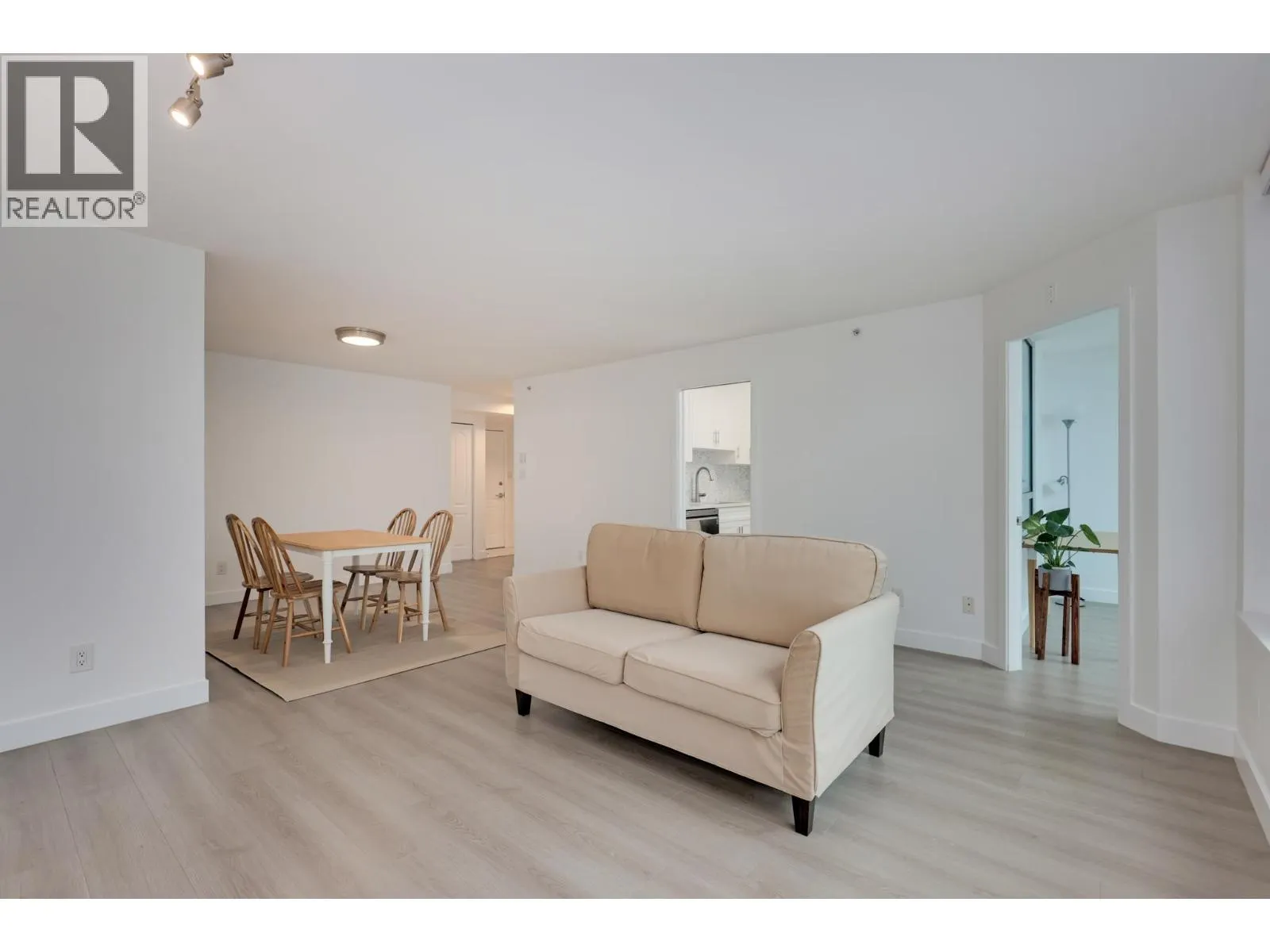 1803 6622 SOUTHOAKS CRESCENT