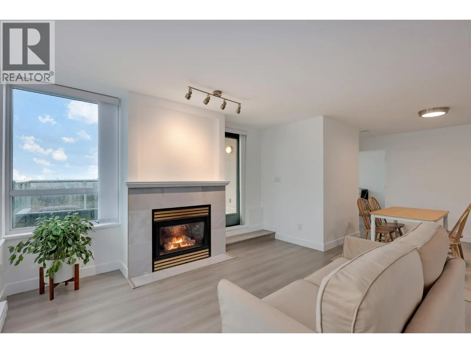 1803 6622 SOUTHOAKS CRESCENT