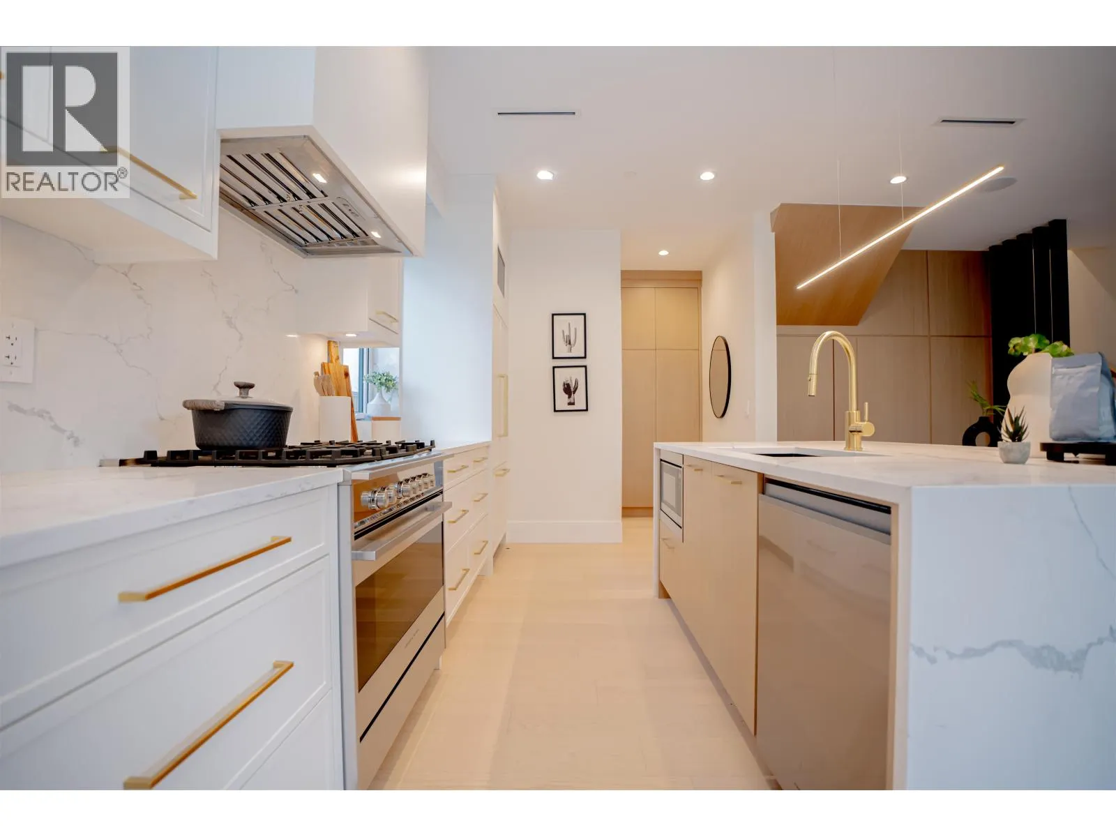#1 2522 E 15TH AVENUE
