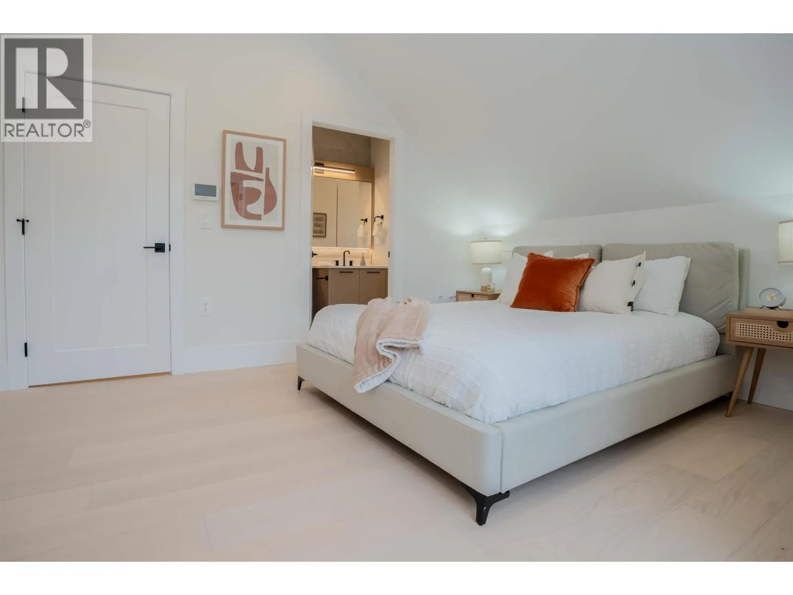 #1 2522 E 15TH AVENUE